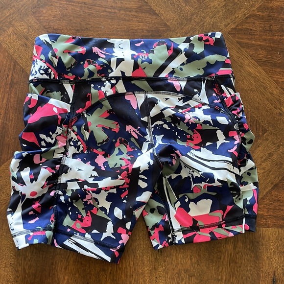 Lululemon shorts in multi color print size 6 - Picture 2 of 4